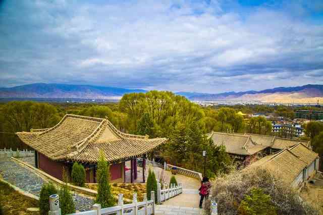 南海殿景区-"南海殿坐落于贵德县城梅茨山脚下,有全西北.