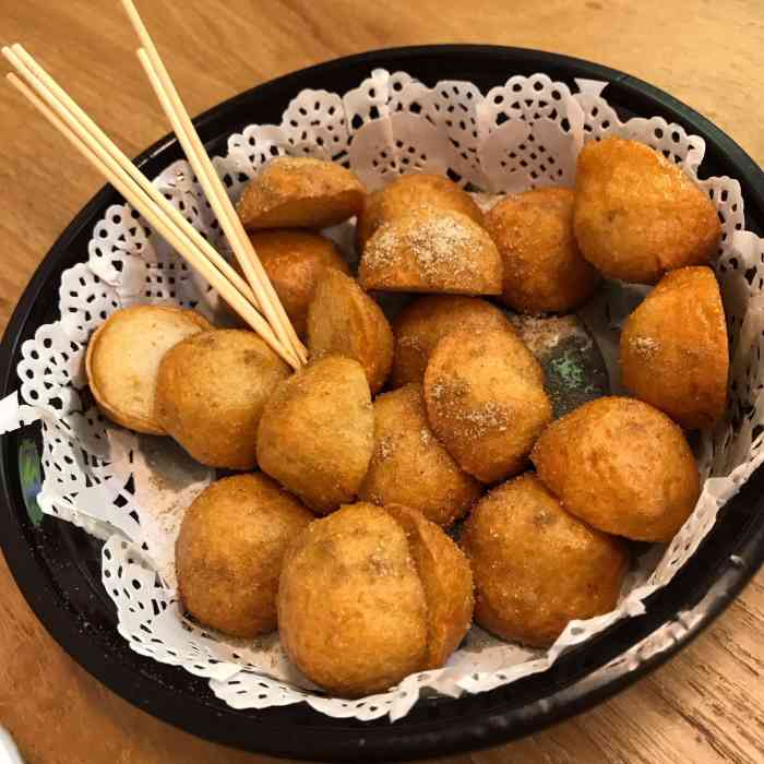 「海盐孜然烤鱼蛋」就是鱼蛋对半切开烤一烤然后撒上一层孜然粉,鱼蛋