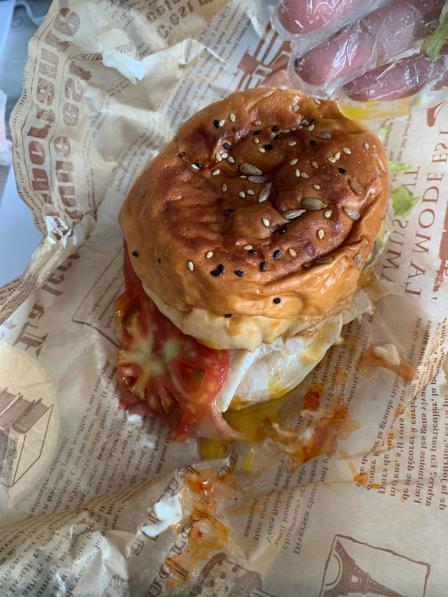 卡森牛堡·手作和牛汉堡-"面层的应该是面包05软软的很好吃呀～中.