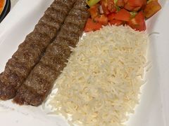 阿达纳烤肉配米饭和牧羊人沙拉-土耳其妈妈