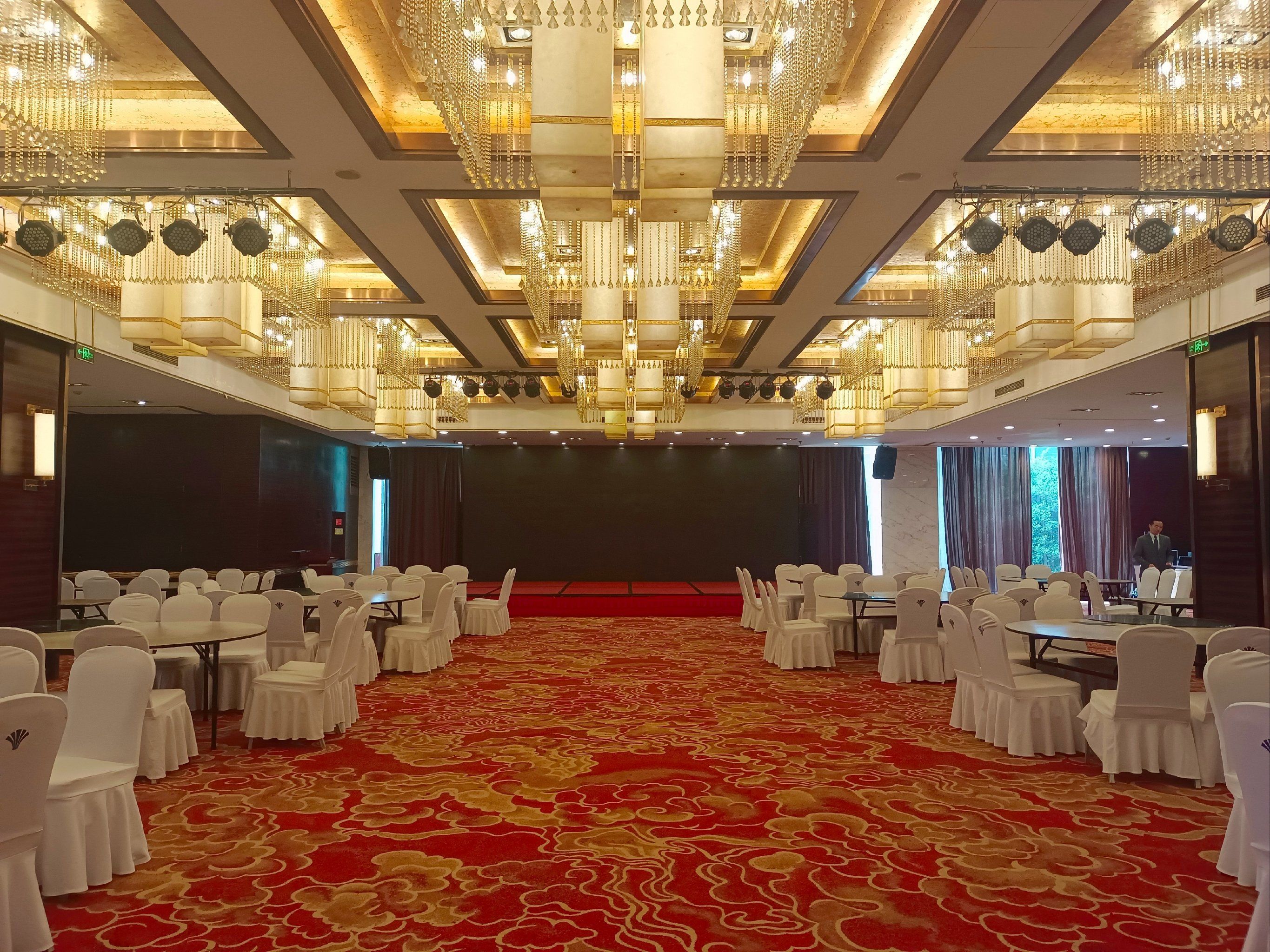 感觉挺不错的!适合宴会或者是会议!