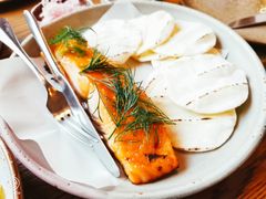 烟熏三文鱼配烤饺子皮和芥末籽酱-BOR Eatery(安福路店)