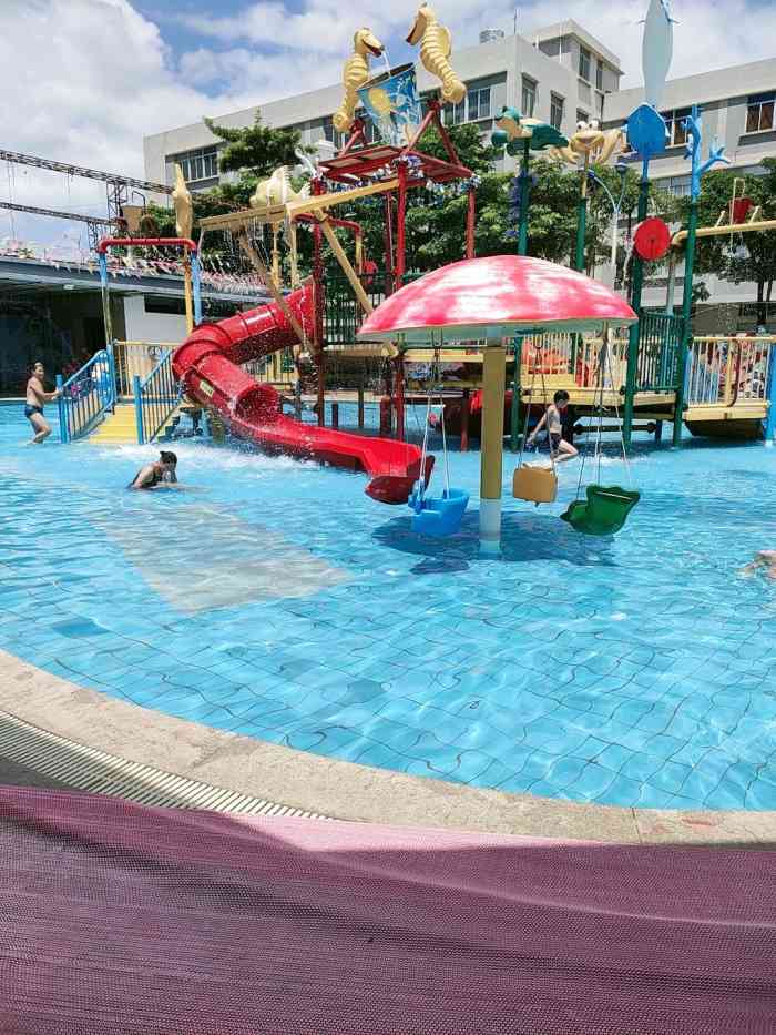 鸿力水上乐园-"个人觉得还都不错,美团团购的门票,晚上去.