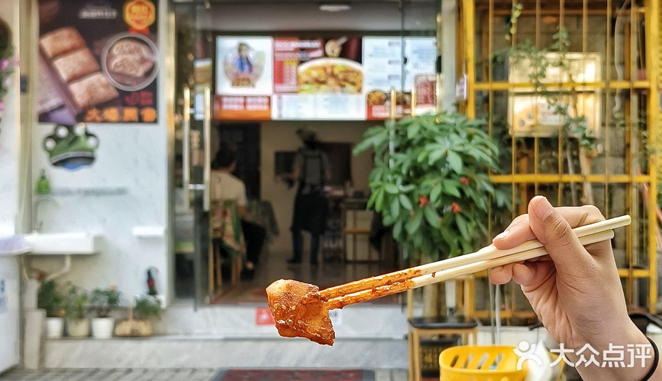 小心掉到衣服！里面竟然满满都是鲜羊肉，还流汁！