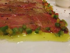生牛肉片伴特级橄榄油柠檬汁脆饼-火车头法国西餐厅