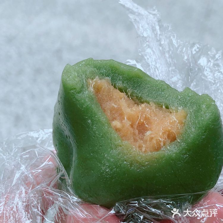  比如青团，江南地区的传统美食 圆圆的青团
