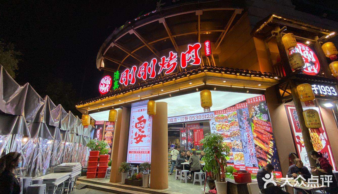 夜晚的烧烤小聚餐，大家干杯吧🍻