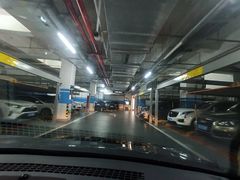 -上海卓越铂尔曼大酒店-地下停车场