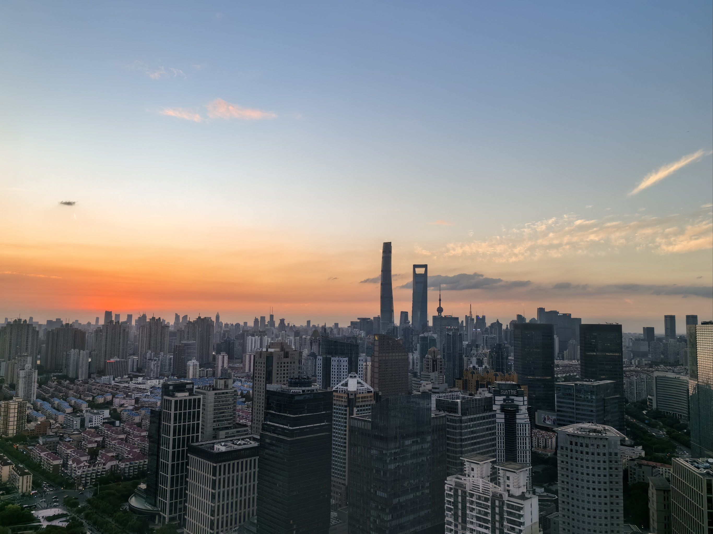 清晨城景悄悄醒来