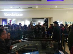 门口排队的人群-盒马鲜生(莱蒙都会店)