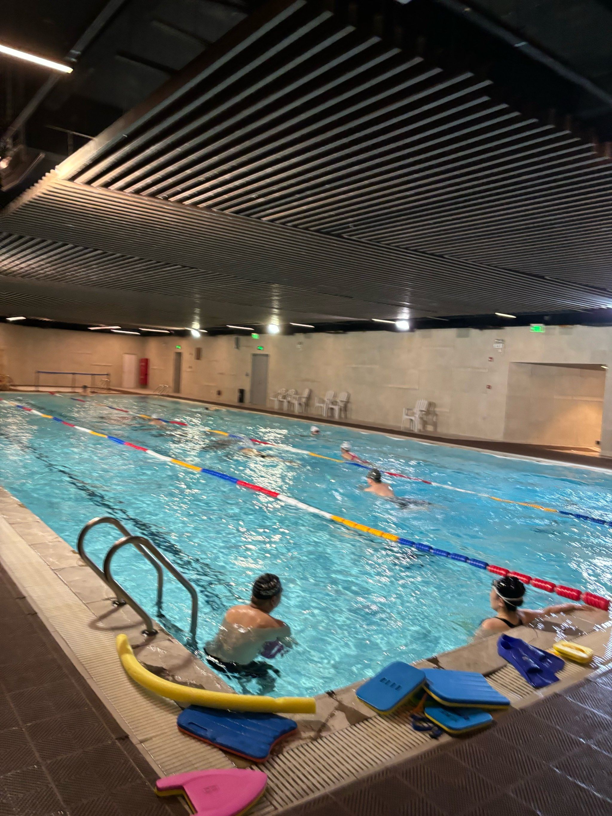 室内泳池享受