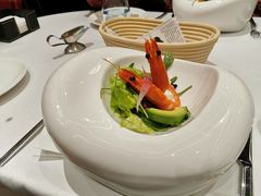 鲜虾牛油果色拉-西山人家·二十年老字号农家菜(旺山店)