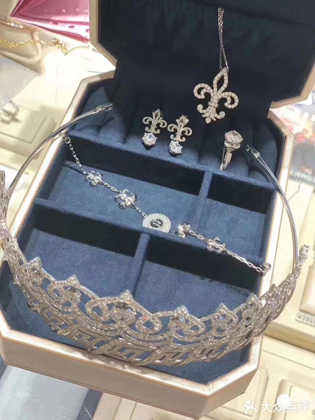 婚戒就要戴个不一样的[微笑]