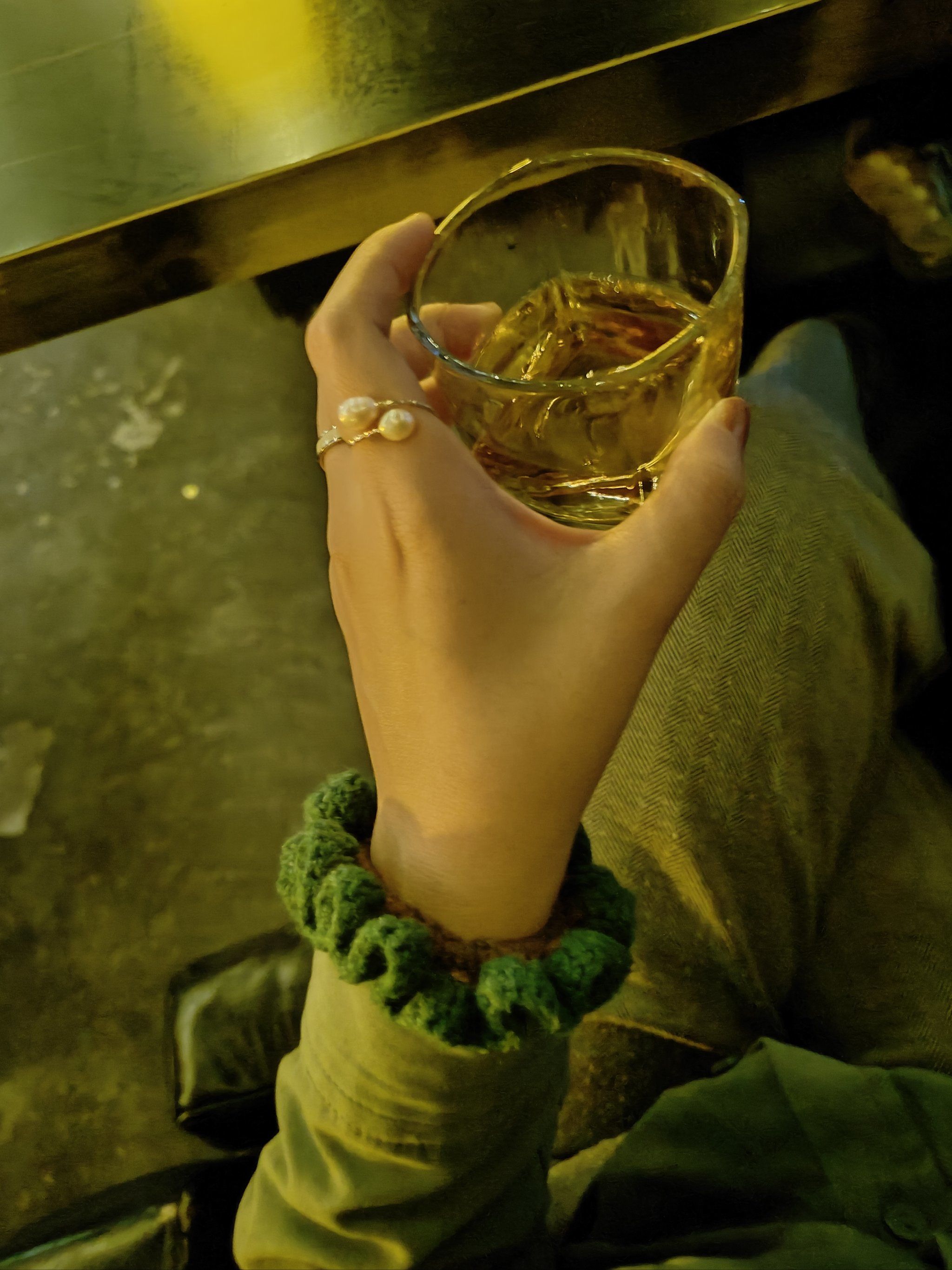 灯影摇曳酒杯边