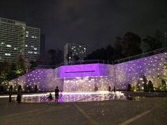 夜晚户外的彩色喷泉-深圳来福士广场