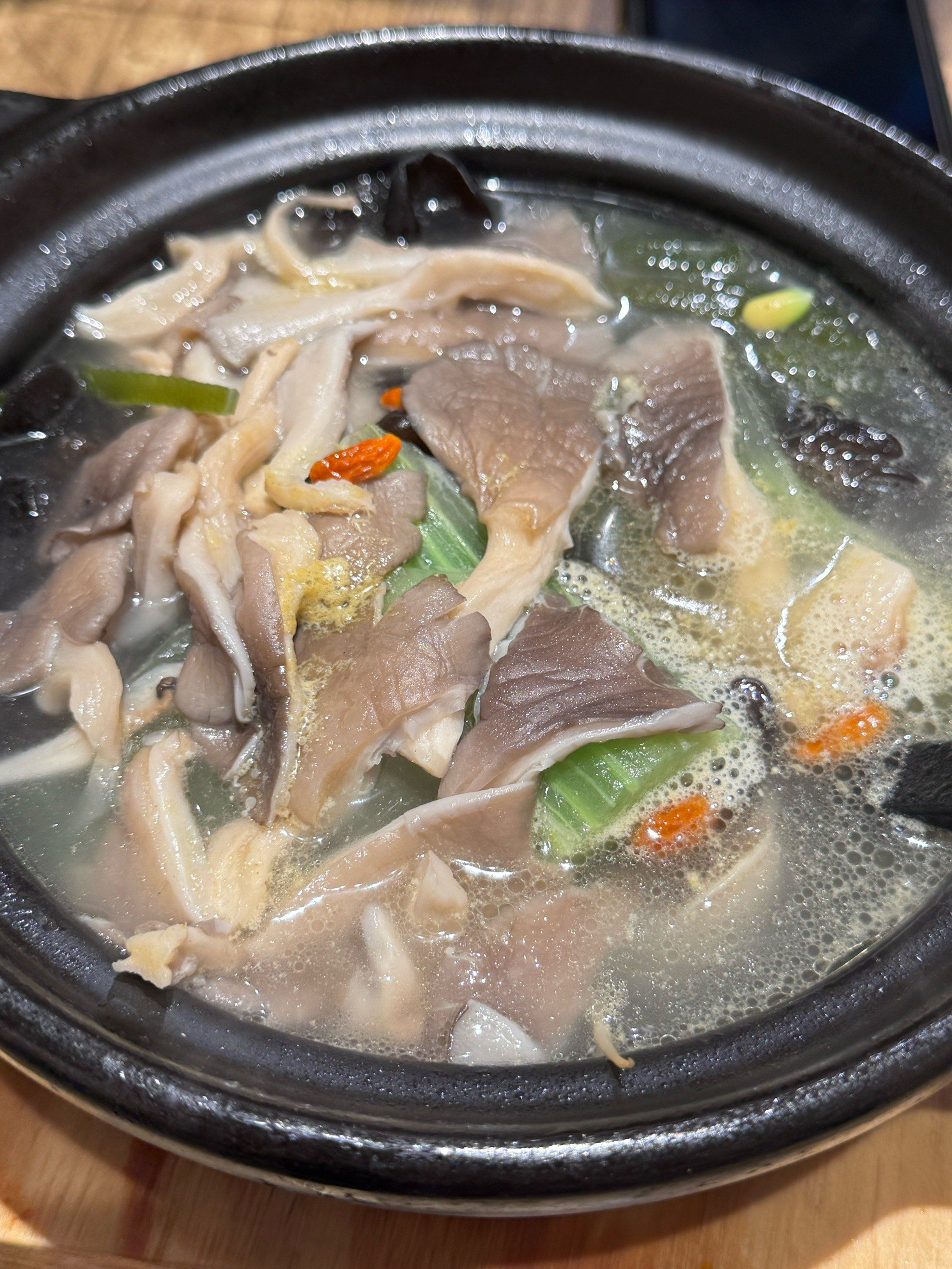 n
砂锅美食大赏:肥肠,毛血旺,素三鲜,尽享舌尖上的狂欢!