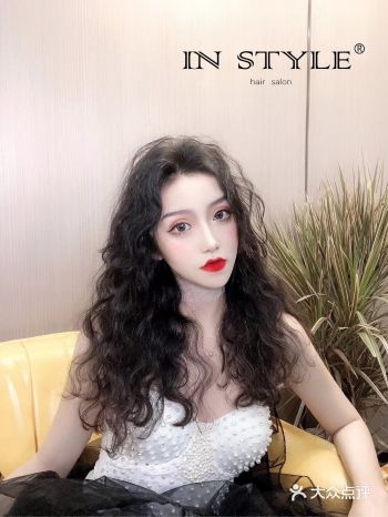 2020年流行发型复古羊毛卷,既洋气又显甜美