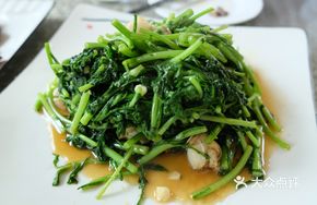 Scallop Stir-fried with Chrysanthemum Greens