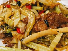 自制酸菜炒牛肉-宏记广东客家菜(丰汇店)