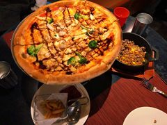 香烤鸡肉比萨配香葱及西兰花-WOLFGANG PUCK KITCHEN & BAR(迪士尼小镇店)