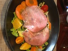 黑胡椒牛肉水果蔬菜沙拉-YUE·6·西式融合餐厅(外滩六号店)