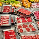 听朋友介绍五角场新开了一家铜炉火锅自助。羊肉串