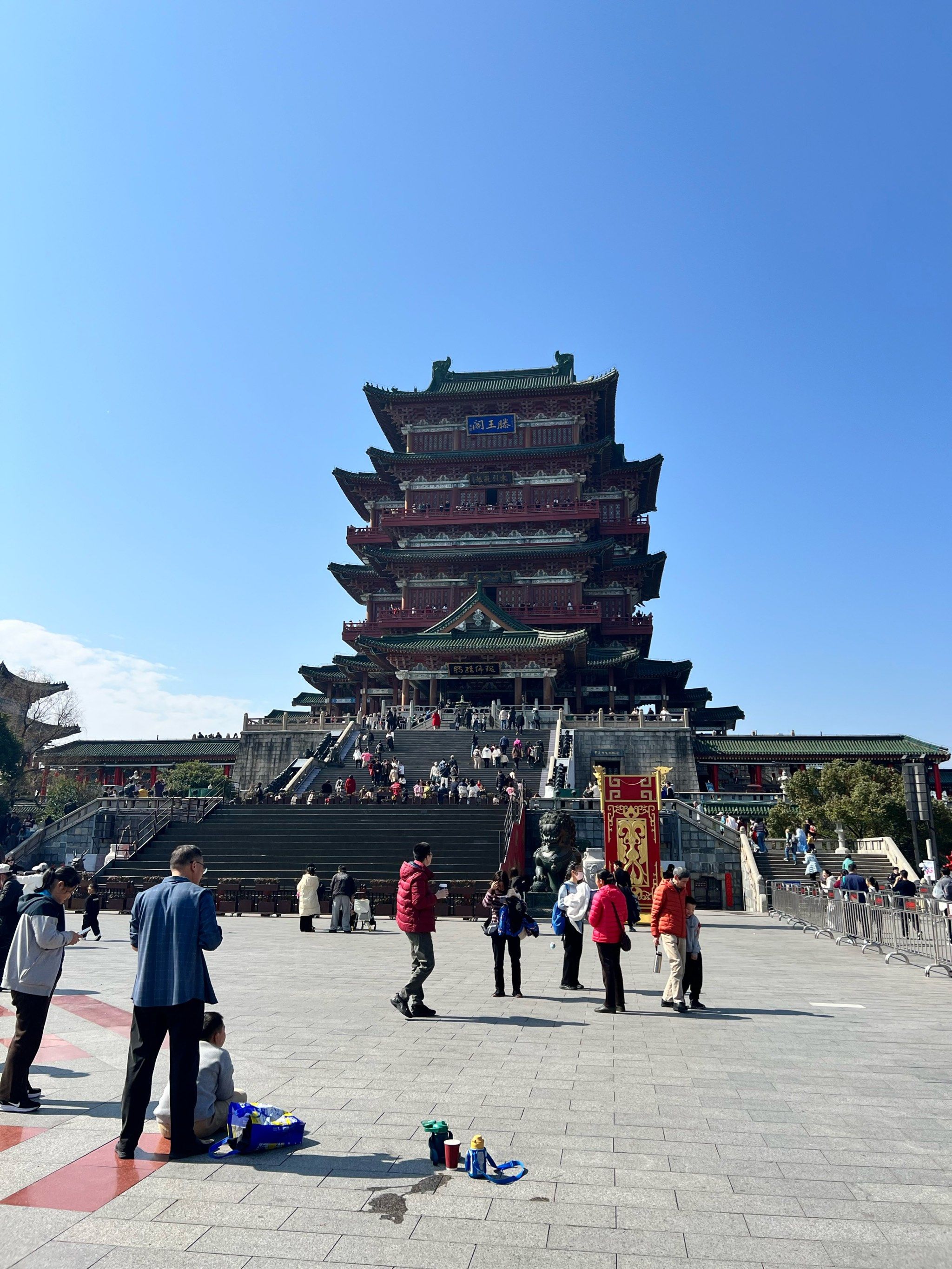 坐落在江西省南昌市的赣江之滨是中国古代四大名楼之一