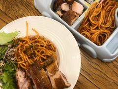 意大利肉酱面+香草烤鸡排-汽车博物馆主题餐厅