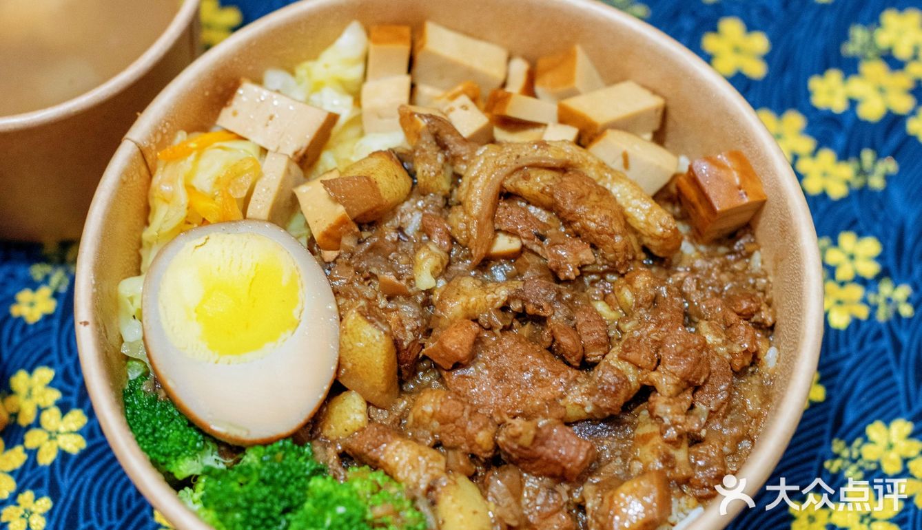 人均20多块的工作餐，你爱卤肉饭还是大肠包小肠？