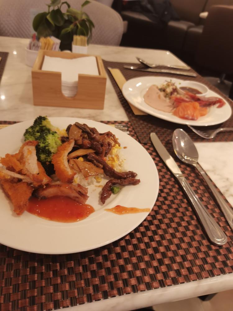 国际贵都65自助餐厅-"某人带我来这家老牌酒店吃自助晚餐,环境还.