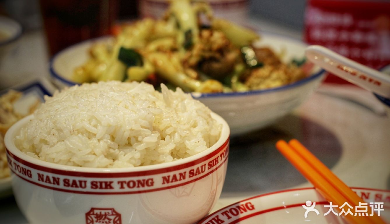 “三餸一汤，白饭任装！！”