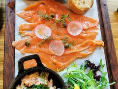 烟熏三文鱼配三文鱼沙拉-SMOKI & CO(五大道店)