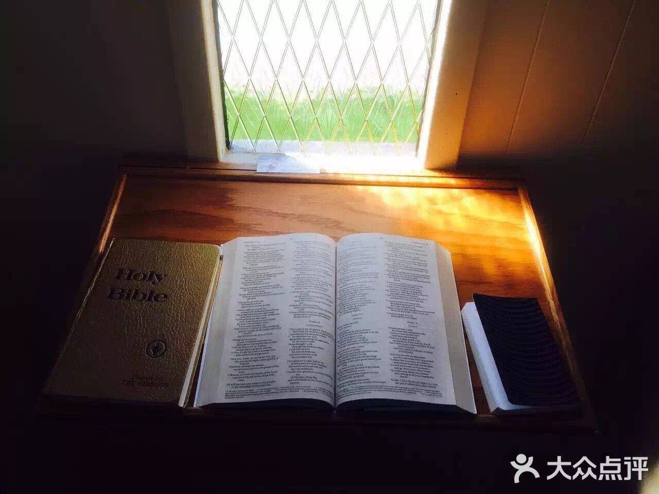 悬于蓝天白云、青山碧水之间