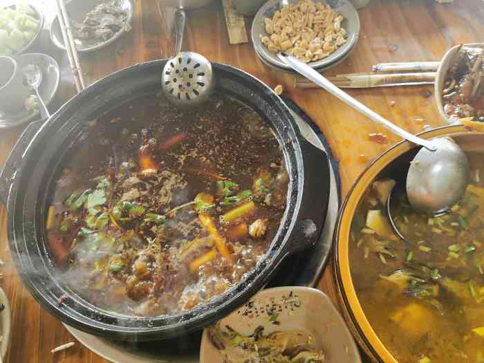 泉水鱼庄-"老板待客热情,不仅推荐店里比较有特色的鱼.