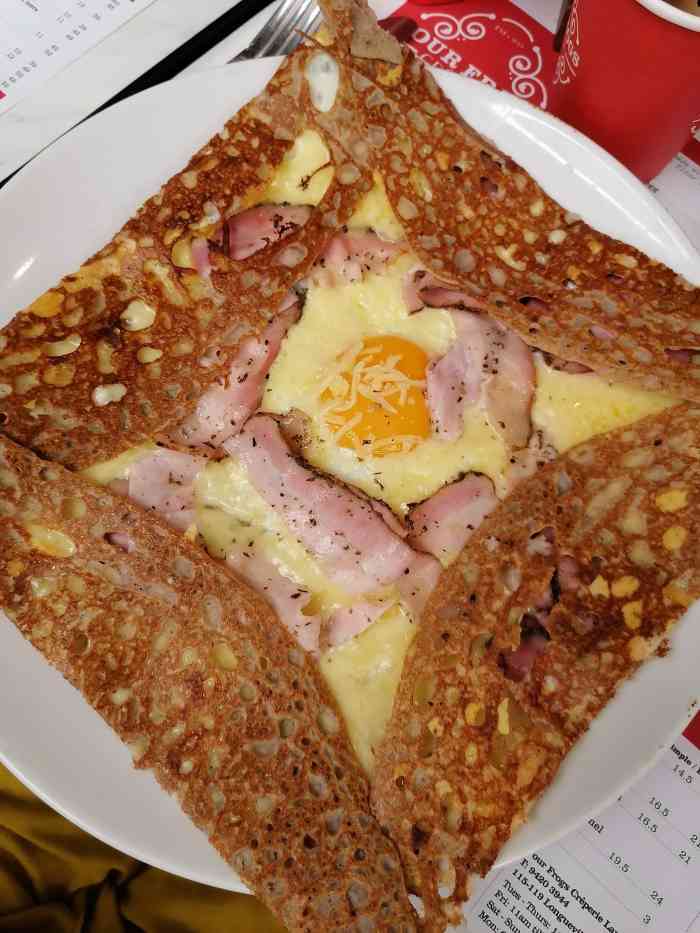 法式煎饼,分量很少,菜品里都有芝士.吃的人很多