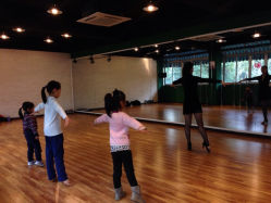 少儿拉丁课哦^_^-STUDIO E POLE DANCE