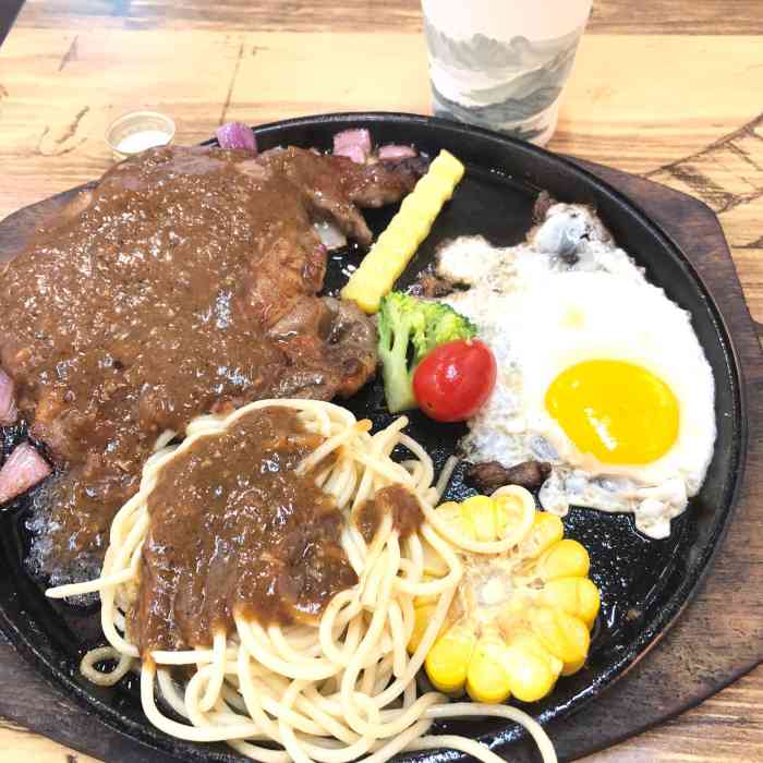 街头牛排店如其名,在德思勤旁边的一条街道上.