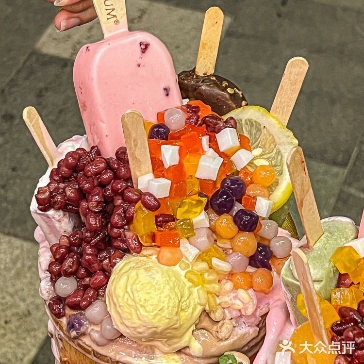 开来南京一定要吃的巨无霸冰激凌桶!料超多!