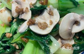 Fried Mushrooms with Oil渣 and Baby Greens