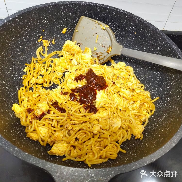 简易晚餐——非常开胃的老干妈鸡蛋炒拉面