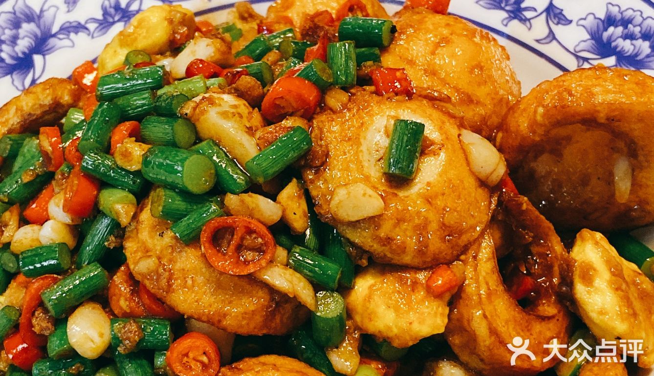 非常火的湘菜馆子，饭点都是排大队…