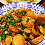 非常火的湘菜馆子，饭点都是排大队…