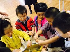 教室，小朋友们在做蛋糕-金宝森幼园