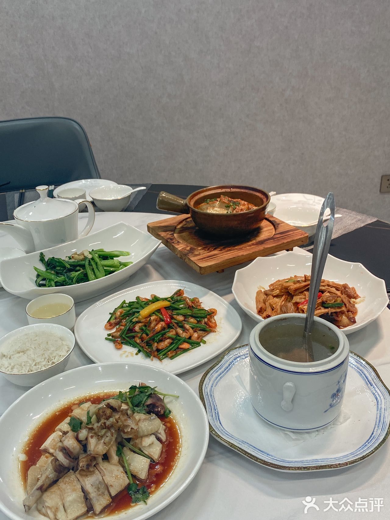 每一口都是客家菜的独特魅力。豆腐的软糯配上肉馅的鲜美
