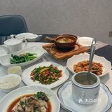 每一口都是客家菜的独特魅力。豆腐的软糯配上肉馅的鲜美
