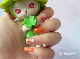 今天温度又突破新低了，暖色系美甲安排上，最近大爱橘色