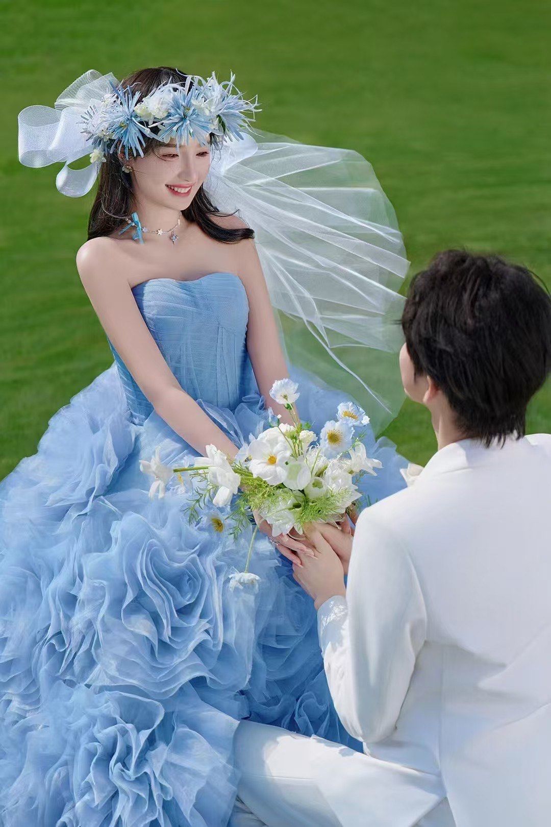 n森系婚纱照拍成了童话里的公主浪漫的蓝色婚纱甜蜜感十足的花环 