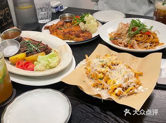 我们点的是199的双人团餐 餐品还蛮多 而且每个菜