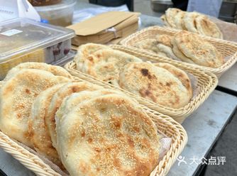疫情好多地方都不能堂食了，迎宾馆的小摊香气老远就闻到