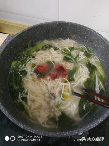 早起做个面条 是被快递电话叫醒滴 做个腐乳味的面条